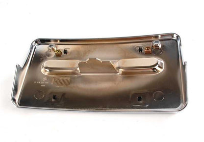 Soporte de matrícula cromado OEM 51118255006 para BMW E46 3er (316Ci, 318Ci) compatible con modelos producidos entre 1999 y 2006. Pieza original BMW.