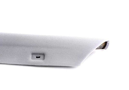 Tapa embellecedora izquierda del cortafuegos (HELLGRAU) OEM 51438214825 para BMW E38 725tds, 728i. Compatible con todos los acabados y transmisiones. Original BMW.