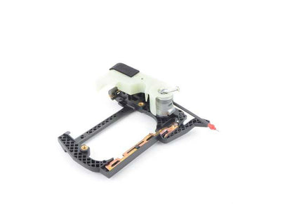 Cerradura con llave derecha OEM 51218245354 para BMW E39 {520d, 520i}. Original BMW.