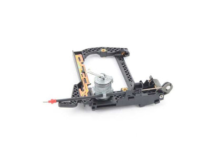 Cerradura con llave derecha OEM 51218245354 para BMW E39 {520d, 520i}. Original BMW.