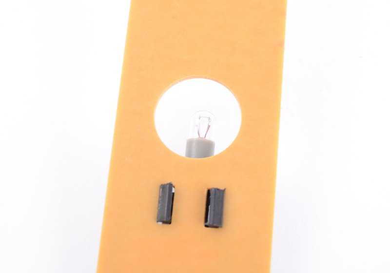 Tapa de cubierta de luz OEM 64111363311 para BMW E21. Original BMW.