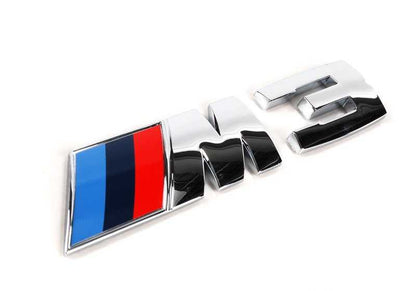 Emblema adesivo M3 OEM 51148041901 para BMW E90, E90N, E92, E92N, E93, E93N. A peça BMW original, ideal para renovar ou substituir o logotipo M do seu veículo por esportes e acabamento autêntico.