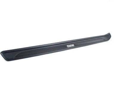 Embellecedor entrada puerta izquierda OEM 51477177825 para BMW E88. Pieza original BMW.
