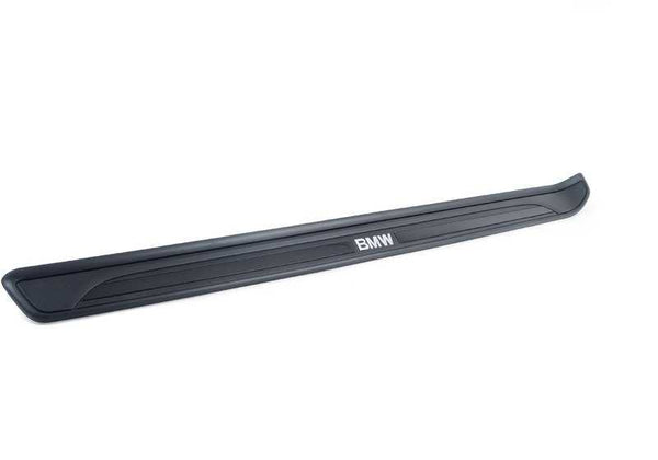 Embellecedor entrada puerta izquierda OEM 51477177825 para BMW E88. Pieza original BMW.
