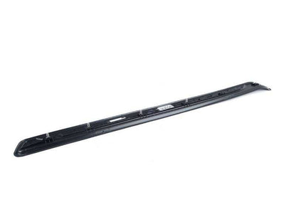 Embellecedor entrada puerta izquierda OEM 51477177825 para BMW E88. Pieza original BMW.