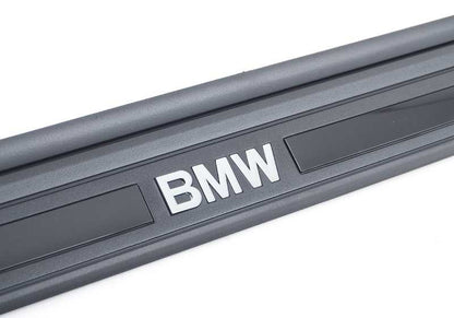 Embellecedor entrada puerta izquierda OEM 51477177825 para BMW E88. Pieza original BMW.