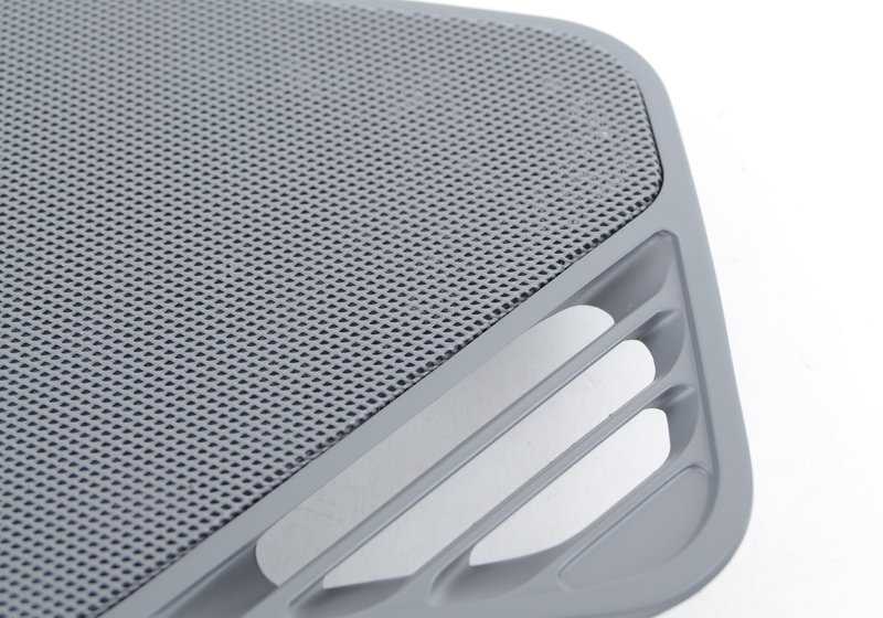Couverture de mouton droit OEM 51458138158 pour BMW E34 518G, 518i, 520i. Couleur de couleur argent foncé. BMW d'origine.