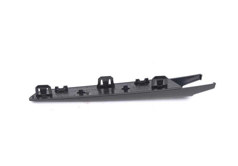 Embellecedor lateral M Performance negro brillo OEM 51148068586 para BMW F82 y F83 (M4 Coupé y Cabrio). Pieza original BMW para resaltado deportivo de la entrada de aire del guardabarros derecho.