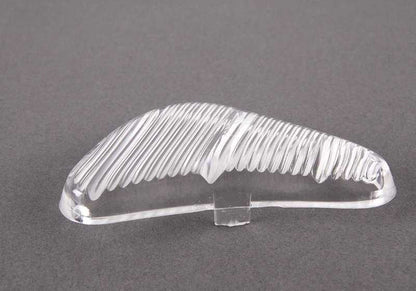 Riflettore posteriore destro OEM 51135480107 per BMW F20, F21, F22, F23, F30, F31, F32, F33, F34, F36, F80, F87. BMW originale BMW. Ideale per sostituire il riflettore rotto o danneggiato.