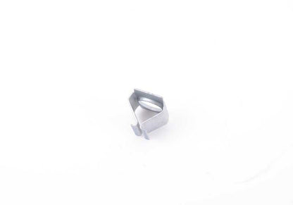Grapa de fijación OEM 51718204921 para BMW E46 (316i, 316Ci) modelos entre 1998 y 2006. Ideal para fijar piezas del motor y carrocería. Original BMW.
