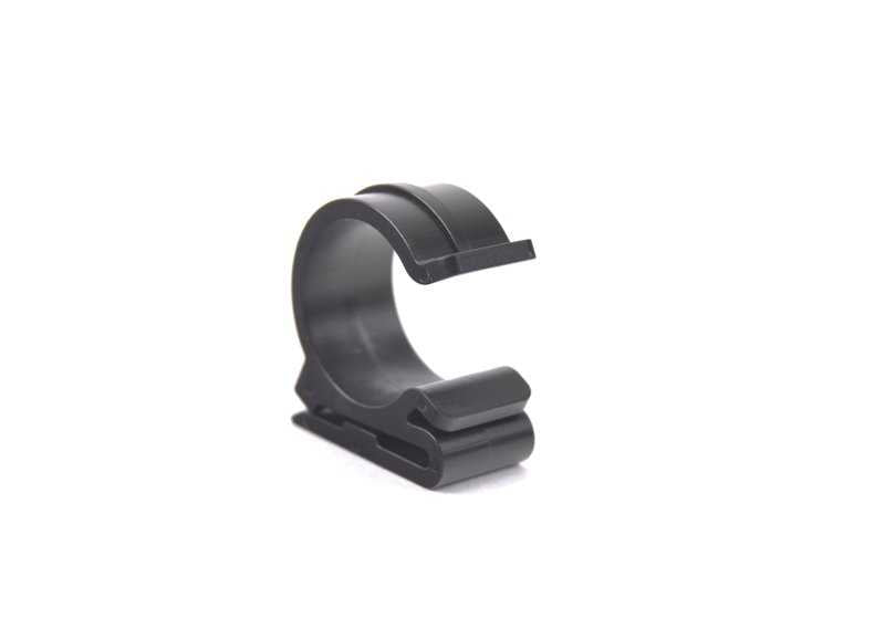 Clip de sujeción OEM 17127798499 para BMW F07, F10, F11, F01, F48, F39, E70, F15, E71, F16, G29. Pieza original BMW. Ideal para fijaciones en el sistema de refrigeración o tubos del motor.