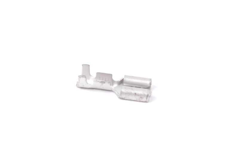 Terminal eléctrico hembra OEM 61131376460 para BMW E30, E34, E39, E24, E32, E31, MINI R50. Conector original para sistemas eléctricos. Original BMW y MINI.