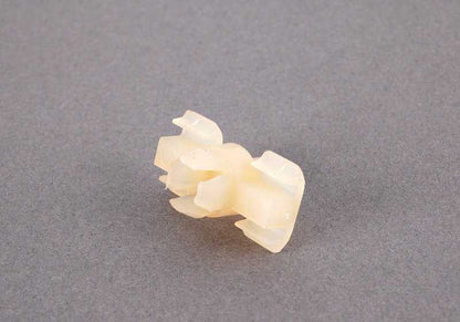 Clip sujeción moldura OEM 51131808841 para BMW E12, E24, E23. Original BMW.