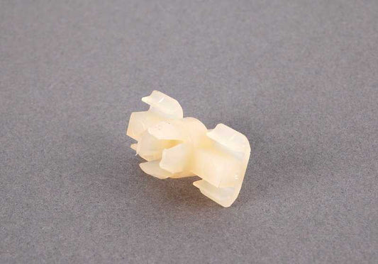 Clip sujeción moldura OEM 51131808841 para BMW E12, E24, E23. Original BMW.