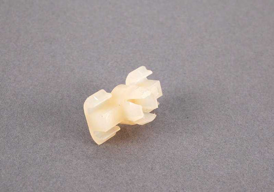 Clip sujeción moldura OEM 51131808841 para BMW E12, E24, E23. Original BMW.