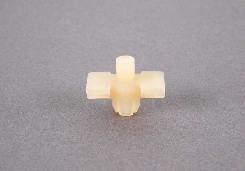 Clip sujeción moldura OEM 51131808841 para BMW E12, E24, E23. Original BMW.