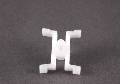 Clip de fijación OEM 51131848312 para BMW E28, E24. Compatible con molduras laterales, puertas y cobertores. Original BMW.