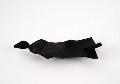 Cubierta lateral izquierda OEM 51718232635 para BMW E46. Compatible con todos los modelos de la serie 3 E46. Pieza original BMW.