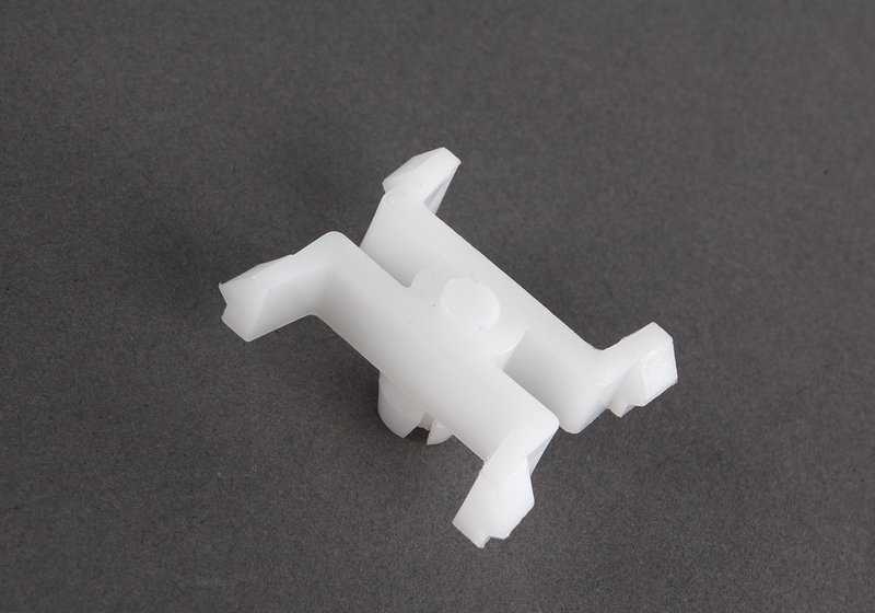 Clip de fijación OEM 51131848312 para BMW E28, E24. Compatible con molduras laterales, puertas y cobertores. Original BMW.