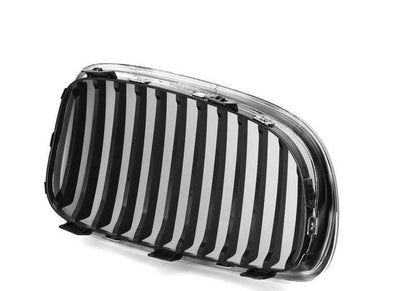 Rejilla de adorno con marco cromado izquierdo OEM 51137166439 para BMW Serie 1 E81, E87 LCI, E82, E88. Original BMW.
