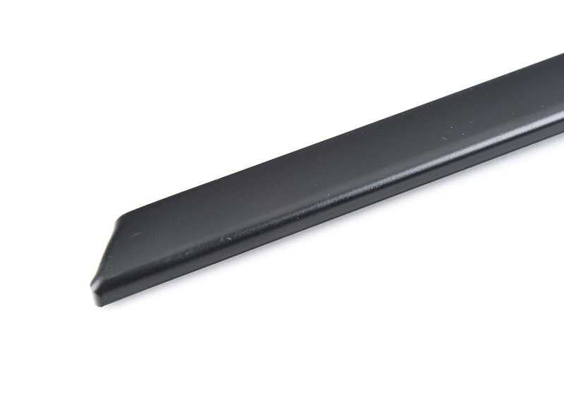 Moldura trasera izquierda negra OEM 51368189295 para BMW E39 (520d, 520i con motores M47, M52, M54 y variantes). Compatible con modelos de 1997 a 2003. Original BMW.