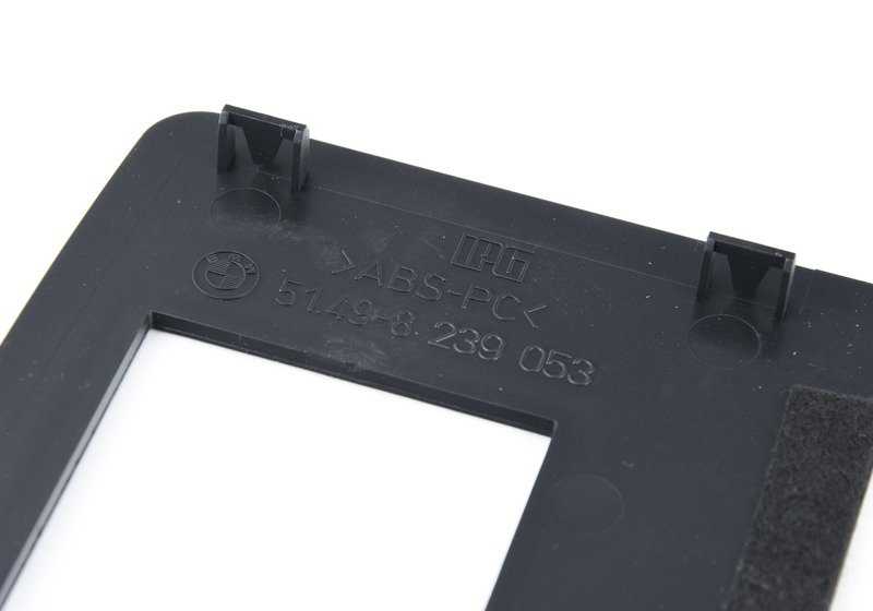 Tapa cerradura maletero OEM 51498259124 para BMW E39 520d, 520i (M47, M52, M54) con cambio manual o automático. Compatible con versiones de tracción trasera. Original BMW.
