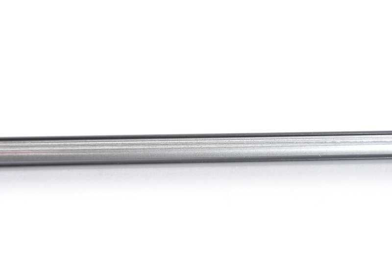 Moldura exterior trasera derecha OEM 51228189278 para BMW Serie 5 E39. Color negro. Repuesto original BMW.
