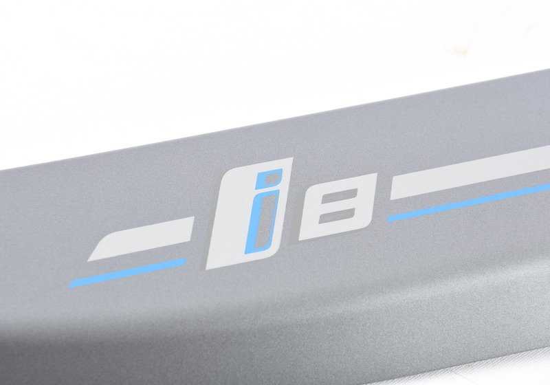 Couverture d'entrée droite OEM 51472006642 pour BMW i8 (I12, I15). BMW d'origine.