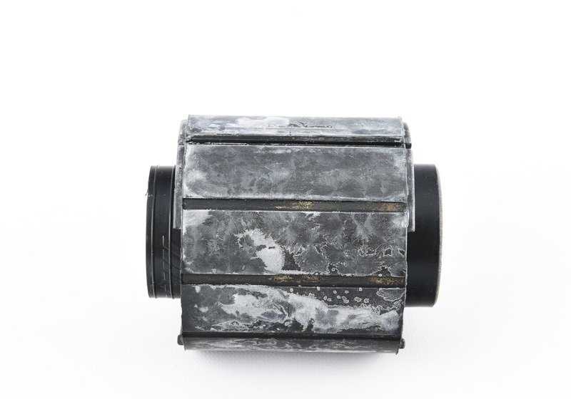 Silentblock de goma OEM 33312282727 para BMW E60, E61, E63, E64. Pieza original BMW para anclaje del subchasis trasero. Ideal para solucionar ruidos o vibraciones en la suspensión trasera.