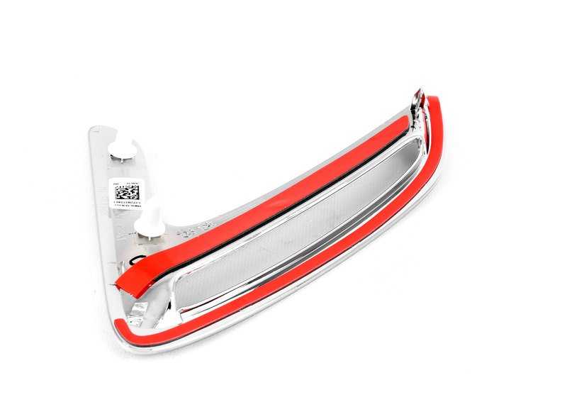 Toma de aire lateral derecha cromada OEM 51747293734 para BMW F34 y F34N. Pieza original BMW.