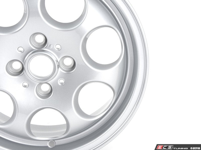 Jante alliage léger argent 5.5Jx15 ET45 (7 trous) OEM 36111512458 pour MINI R50, R53, R56, R55 Clubman, R52 Cabrio, R57 Cabrio, R58 Coupé, R59 Roadster... et plus encore. MINI d'origine.