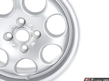 Jante alliage léger argent 5.5Jx15 ET45 (7 trous) OEM 36111512458 pour MINI R50, R53, R56, R55 Clubman, R52 Cabrio, R57 Cabrio, R58 Coupé, R59 Roadster... et plus encore. MINI d'origine.