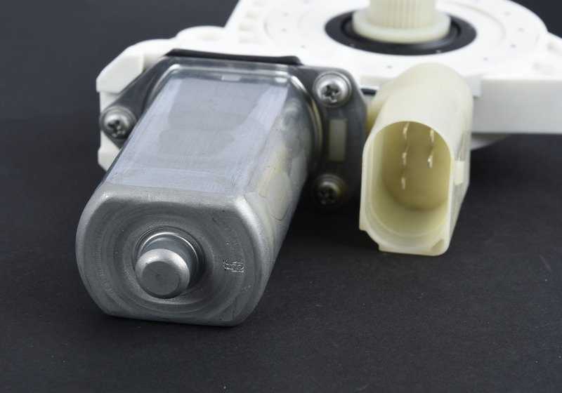 Motor elevalunas delantero derecho OEM 67627286142 para BMW E81, E82, E88. Original BMW.