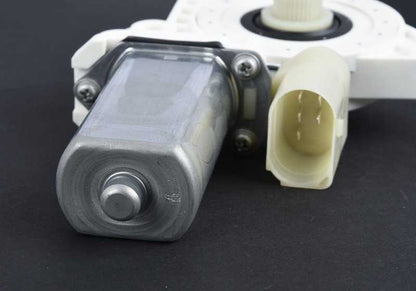 Motor elevalunas delantero derecho OEM 67627286142 para BMW E81, E82, E88. Original BMW.