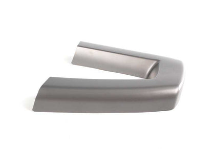 Copertura destra OEM 51437055434 per BMW Z4 E85 2.0i, 2.2i, 2.5i (tutti i motori e trasmissioni). Colore grigio argento. BMW originale.
