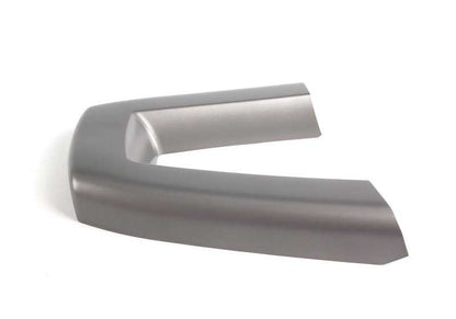 Copertura destra OEM 51437055434 per BMW Z4 E85 2.0i, 2.2i, 2.5i (tutti i motori e trasmissioni). Colore grigio argento. BMW originale.