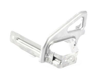 Soporte lateral trasero izquierdo OEM 51437431793 para BMW X5 E70 y X6 E71. Original BMW.