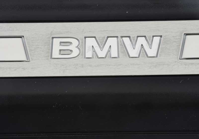 Embellecedor de entrada iluminado izquierdo OEM 51477219893 para BMW F12, F13, F06. Original BMW.