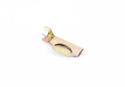 Soporte clip parasol trasero izquierdo OEM 51228216805 para BMW E39 5er (520d, 520i). Compatible con modelos del 01/1996 al 09/2003. Pieza original BMW.