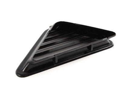 Embellecedor derecho negro OEM 64228132302 para BMW E36 (316i, 318i en varias versiones: manual y automático). Compatible con modelos producidos entre 1990 y 1999. Original BMW.