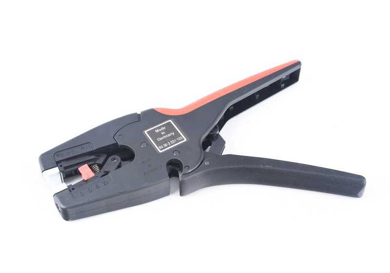 Wire stripping pliers "MultiStrip 10" OEM 83302221122 for BMW Motorrad {CK07, K08, K09, K17, K18, K19, C1, C1N, FK14, K70, K71, K72, K73, K75, K80, K81, K82, K83, K84, GK02, K03, R13, KK40, K41, K43, K44, K48, K61, RK21, K22, K23, K25, K26, K27, K28,