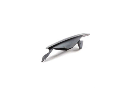 Tapón embellecedor gris OEM 51418224397 para BMW E46 {3er serie}. Pieza original para paneles de puertas delanteras y traseras. Compatible con versiones con y sin airbag lateral. Original BMW.