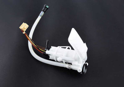 Bomba de combustible derecha con bomba en depósito OEM 16117217260 para BMW Serie 7 F01 y F02 (760i, 760Li). Compatible con motores N74. Original BMW.