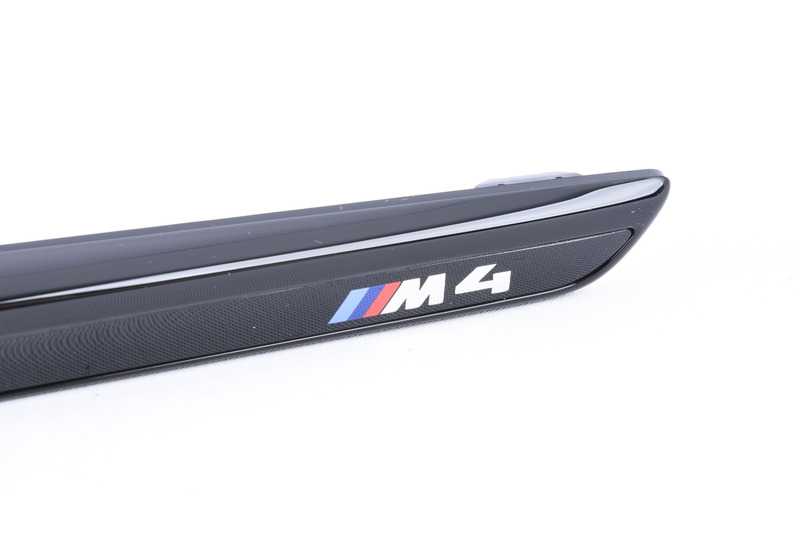 Moldura M Performance para toma de aire en aleta OEM 51148068585 para BMW F82 y F83. Original BMW.