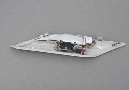 Luz de lectura interior trasera derecha OEM 63318368846 para BMW E38 725tds, 728i. Color gris. Compatible con versiones automáticas y manuales. Original BMW.