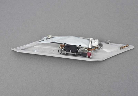Luz de lectura interior trasera derecha OEM 63318368846 para BMW E38 725tds, 728i. Color gris. Compatible con versiones automáticas y manuales. Original BMW.