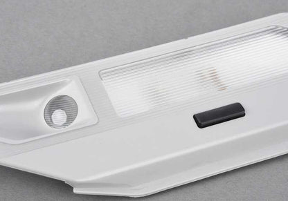 Luz de lectura interior trasera derecha OEM 63318368846 para BMW E38 725tds, 728i. Color gris. Compatible con versiones automáticas y manuales. Original BMW.