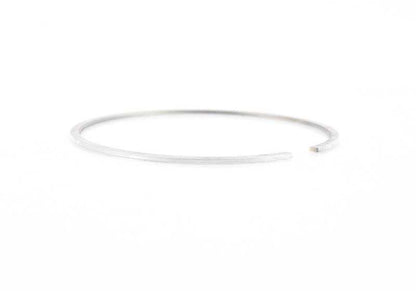 Anel de pistão OEM Conjunto 11251713180 para BMW E30 e E28. Medida 84.23 mm (+0,25). Compatível com os motores padrão M20. Substituição original da BMW.