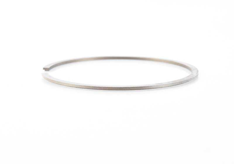 Anel de pistão OEM Conjunto 11251713180 para BMW E30 e E28. Medida 84.23 mm (+0,25). Compatível com os motores padrão M20. Substituição original da BMW.