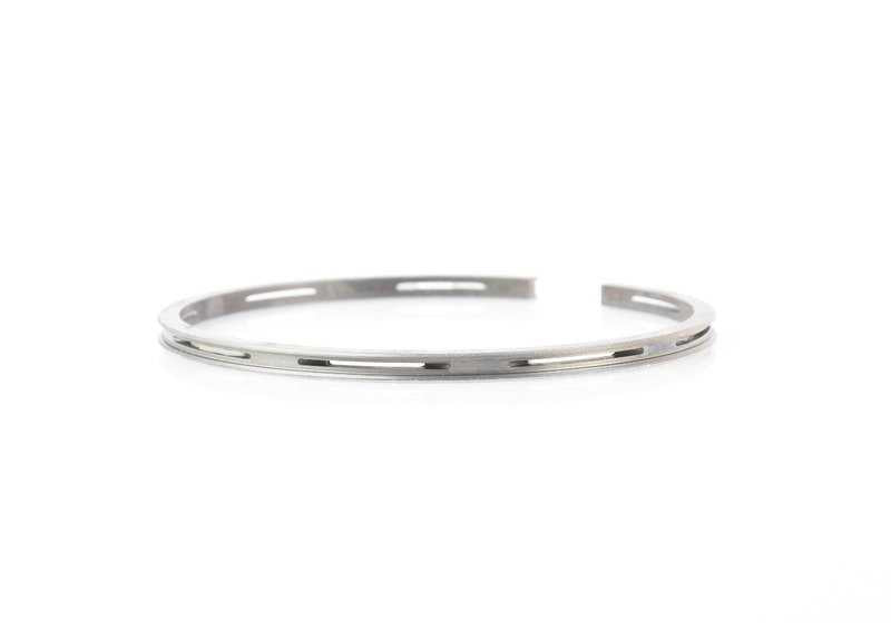 Anel de pistão OEM Conjunto 11251713180 para BMW E30 e E28. Medida 84.23 mm (+0,25). Compatível com os motores padrão M20. Substituição original da BMW.